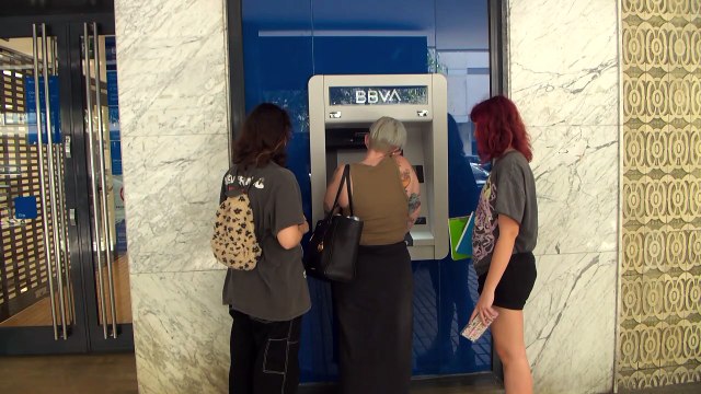 El Gobierno da luz verde a la OPA de BBVA a Sabadell pero sin fusión durante 3 años