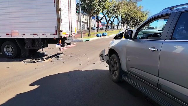 Parte frontal de caminhonete fica destruída após colisão com caminhão na Rua Paraná