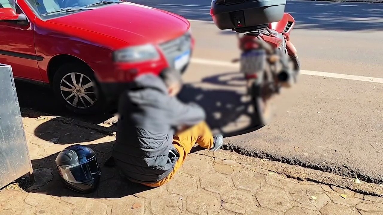 Batida entre moto e T-Cross deixa jovem ferido na Rua Minas Gerais