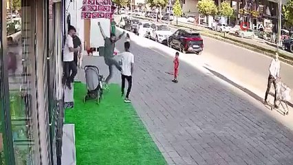 Midyat'ta çıkan kavga can aldı! Dengesini kaybedip yola düştü araç üstünden geçti