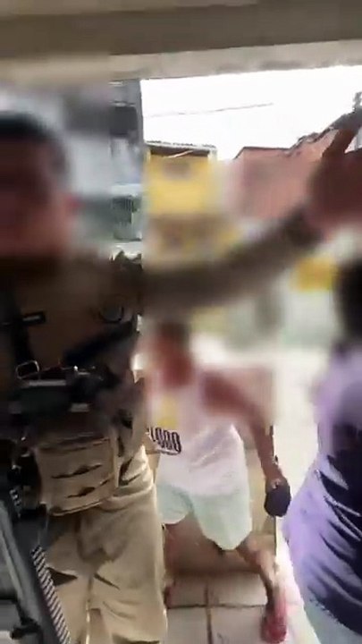 Vídeo: Homem acaba preso após se envolver em suposta briga com vizinhos e desacatar PMs em Salvador