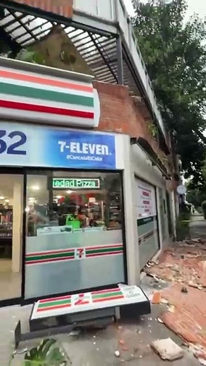Cae marquesina del restaurante Ojo de Agua en el cruce de Parroquia y Amores en la colonia del valle sur