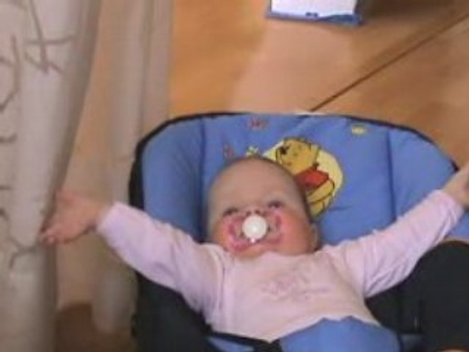 Yanaëlle joue avec le rideau