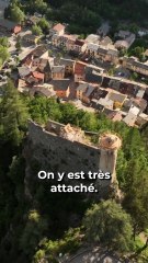 Ils refont le toit du donjon d'un château