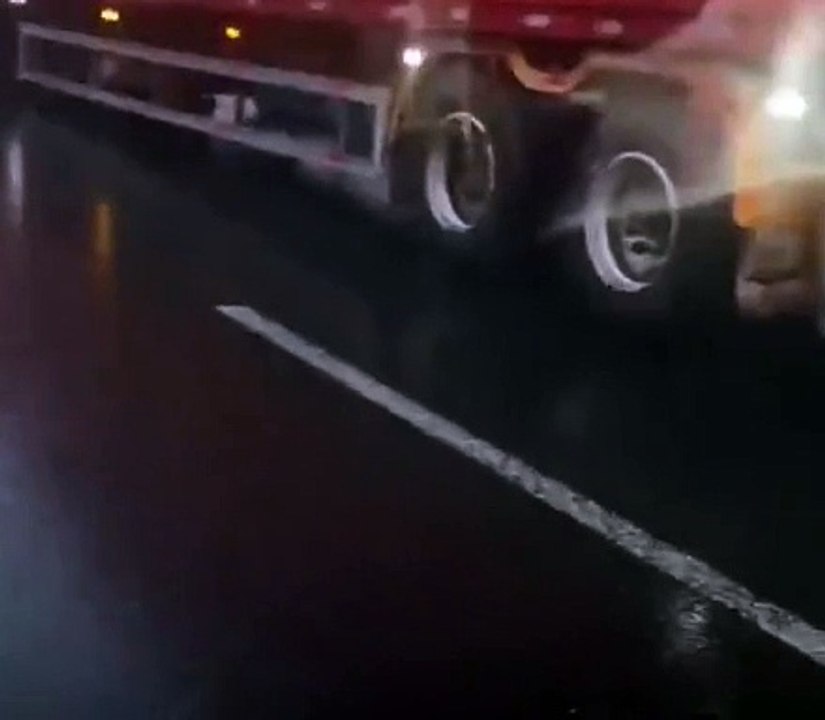 Crolla un ponte in Cina, camion resta bloccato