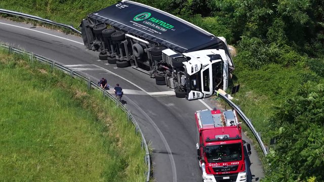 Tir si ribalta sulla Statale a Desio: conducente ferito, traffico bloccato