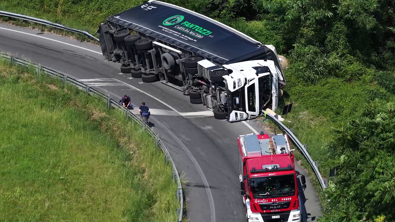 Tir si ribalta sulla Statale a Desio: conducente ferito, traffico bloccato