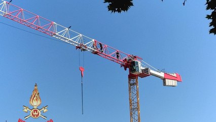 Riva del Garda, il video della protesta degli operai che occupano il cantiere: «Siamo da mesi senza stipendio»