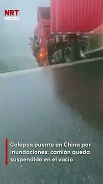 Las intensas lluvias e inundaciones en China provocaron el colapso de un puente, dejando a un camión colgando peligros@mente en el aire. El conductor permanecía en la cabina al momento del incidente.