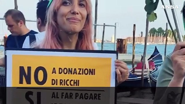 Nozze Bezos, attivisti Extinction Rebellion sulla gru a Venezia