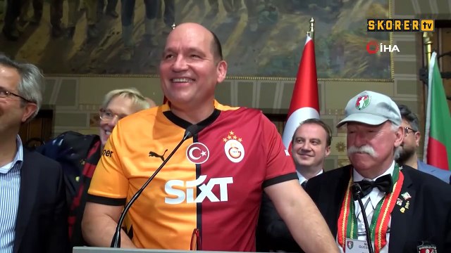 Belçika’nın simgelerinden Manneken Pis heykeli, Galatasaray formasını giydi