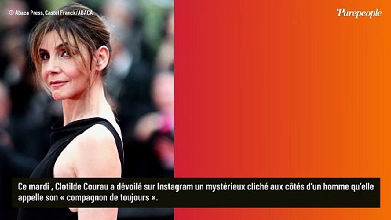Clotilde Courau pose avec son "compagnon de tou...