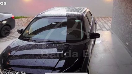 Ladrão 'ruim de roda' invade casa, furta TV e bate carro durante fuga