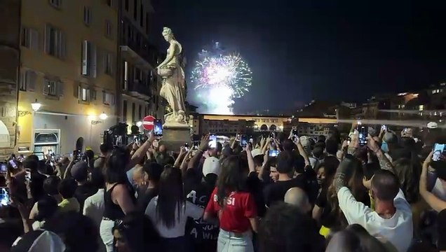 I fuochi di San Giovanni, un fiume di persone in centro