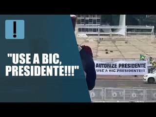 "Use a Bic, presidente!!!", diz faixa estendida diante do Palácio do Planalto
