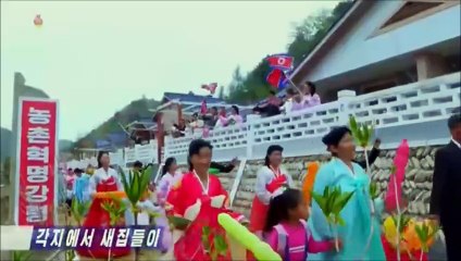 Ato de mudança para novas moradias na Fazenda Sinsaeng do condado de Chongdan