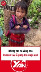 Các em bé vùng cao lễ phép khi được nhận quà