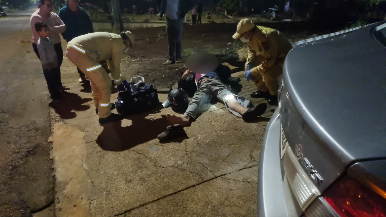 Homem cai de moto no Bairro Santa Cruz e fica ferido