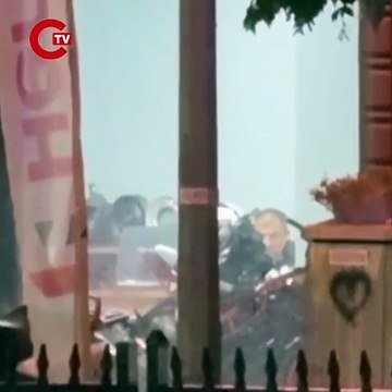 Yakalama kararı bulunan şüpheli, polise ateş açıp iş yerine saklandı; Müzakereci polis 6 saat sonra ikna etti