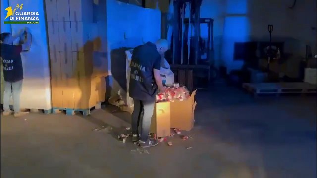 GdiF BOLOGNA: SCOPERTA A PIACENZA UNA FABBRICA CLANDESTINA DI TABACCHI. SEQUESTRATE 14 TONNELLATE DI SIGARETTE CONTRAFFATTE E 10 TONNELLATE DI TABACCO NON LAVORATO. ARRESTATO UN RESPONSABILE E DENUNCIATO UN COMPLICE (25.06.25)