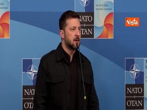 L'abbraccio tra Rutte e Zelensky al vertice Nato