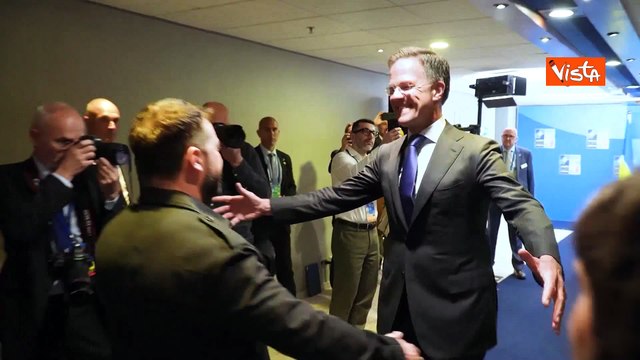 L'abbraccio tra Rutte e Zelensky al vertice Nato