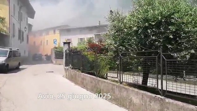 Vigili del fuoco impegnati a domare l'incendio di un appartamento di Avio