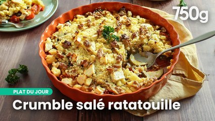 Un incroyable crumble salé à la ratatouille, feta et noix | 750g
