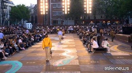 La sfilata di Louis Vuitton Uomo a Place Beaubourg di Parigi
