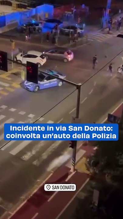 Incidente in via San Donato: coinvolta un'auto della Polizia