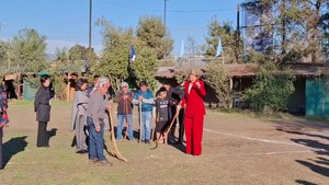 La Reine s’essaye au « palín », sorte de hockey sur gazon traditionnel chilien