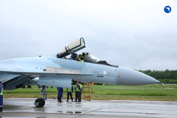 Video: Rusko přijímá novou dodávku stíhaček Su-35S od UAC