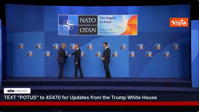 Vertice Nato, Trump si sistema la giacca per la foto di famiglia con Rutte e Schoof