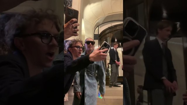 #mileycyrus fait des photos avec ses fans à Paris