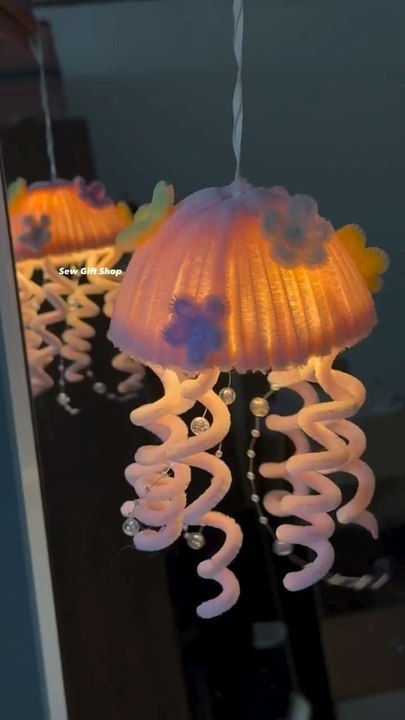 How to make Jellyfish with Pipe Cleaners via: @sew_giftshopCreate your own adorable jellyfish using just a few pipe cleaners! This fun and easy DIY craft is perfect for kids and ocean-themed decorations.