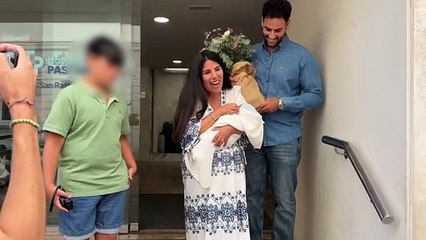 Isa Pantoja y Asraf, emocionadísimos, abandonan el hospital con su hijo Cairo