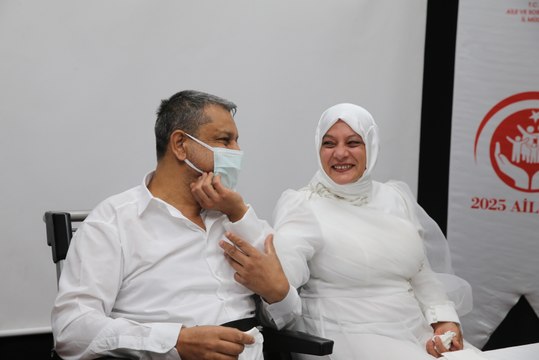 Kanser tedavisi gören kişi tedavi gördüğü hastanede evlendi