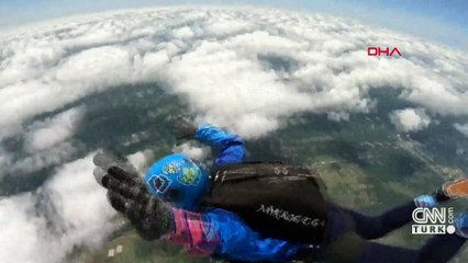 BU GÖRÜNTÜLERDEN 1 DAKİKA SONRASI FELAKET! İki paraşütçü havada çarpıştı