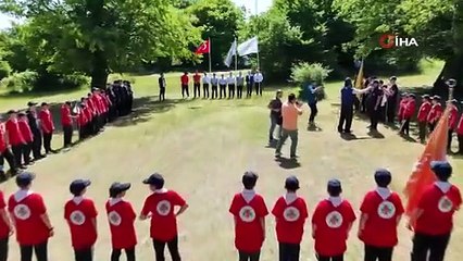 İzcilik kampı bayrak töreni