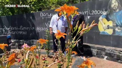 "Şair ceketli çocuk" vefatının 20 yılında mezarı başında anıldı