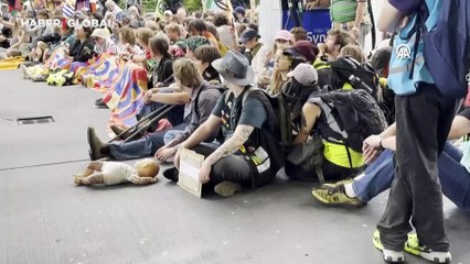 NATO zirvesini protesto eden aktivistlerine polis müdahalesi