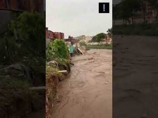 Casa desaba em córrego de São Paulo. O imóvel estava interditado e não houve feridos #shorts