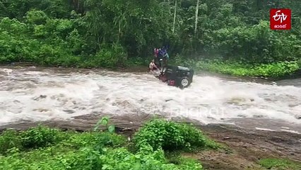 ഇടുക്കിയിലെ വെള്ളച്ചാട്ടത്തിൽ ജീപ്പുമായി മരണക്കളി; അഞ്ച് പേരുടെ ജീവൻ രക്ഷിച്ചത് നാട്ടുകാര്‍, VIDEO