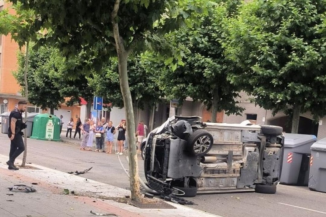 Vuelca un coche al derrapar en pleno centro de León