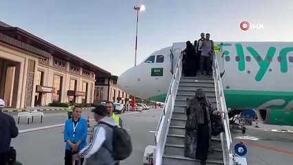 Arap turistler Rize-Artvin Havalimanı'nda çok özel törenle karşılandı