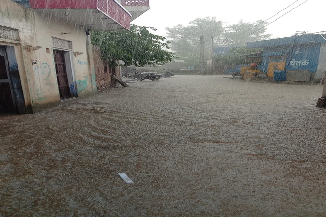 झमाझम बारिश से सडक़ें भी बनी दरिया.... देखें वीड...