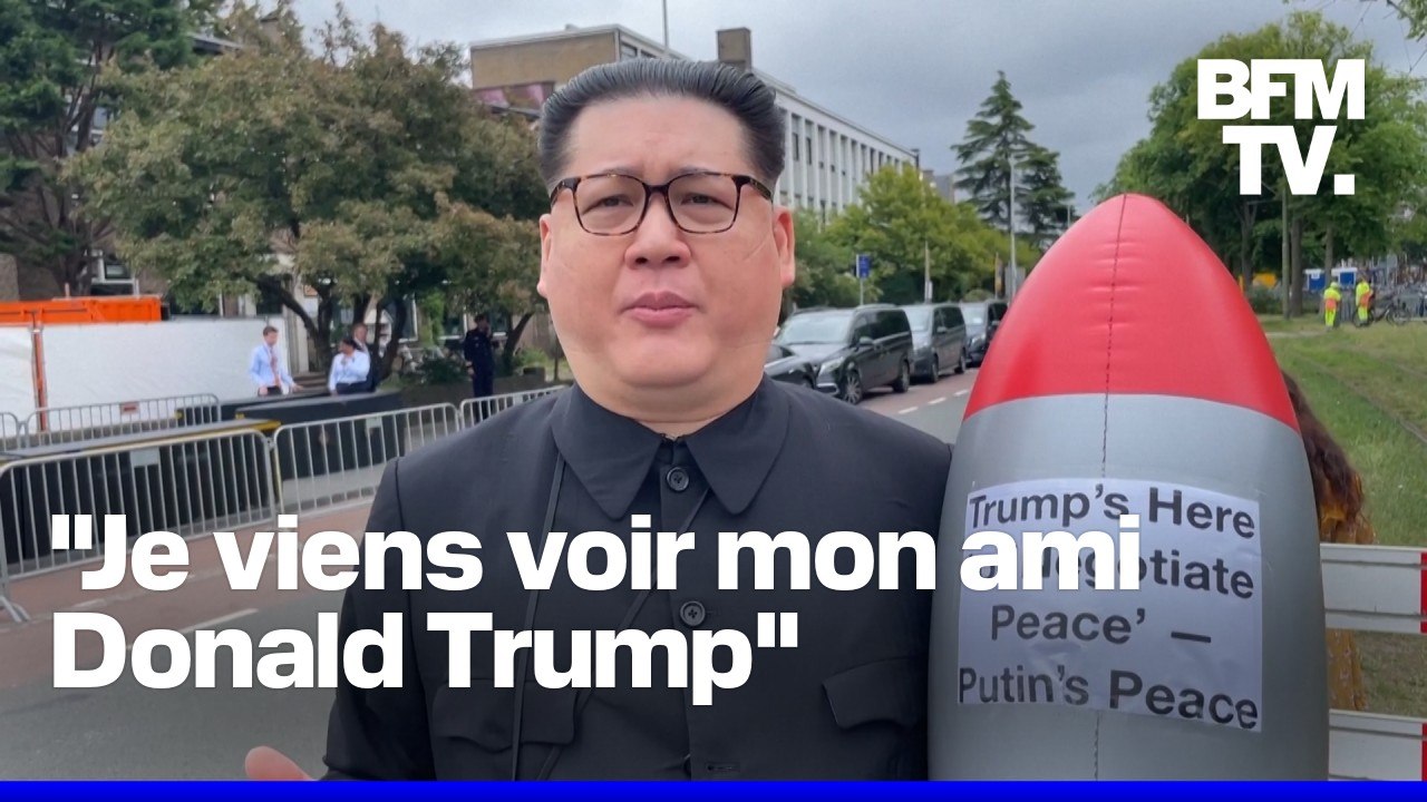 Un sosie de Kim Jung-Un manifeste devant le lieu où se tient le sommet de l'Otan