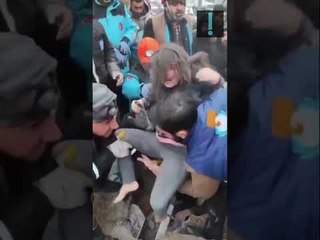 Menina é resgatada dos escombros na cidade turca de Sanliurfa após intenso terremoto #shorts