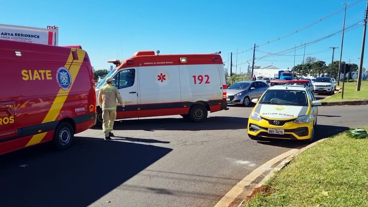 Motorista de Fiesta sofre mal súbito, atinge patinete e caminhão na Avenida Tito Muffato