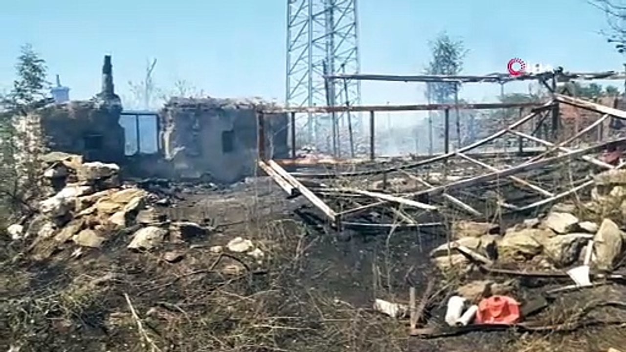 Hem 1 yıllık emekleri hem evleri kül oldu! Tarlada başlayan yangın 3 evi kül etti